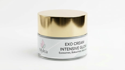 Crema viso antirughe Mylea ExoCream in vasetto di vetro con tappo dorato, formulata con esosomi e bakuchiol.