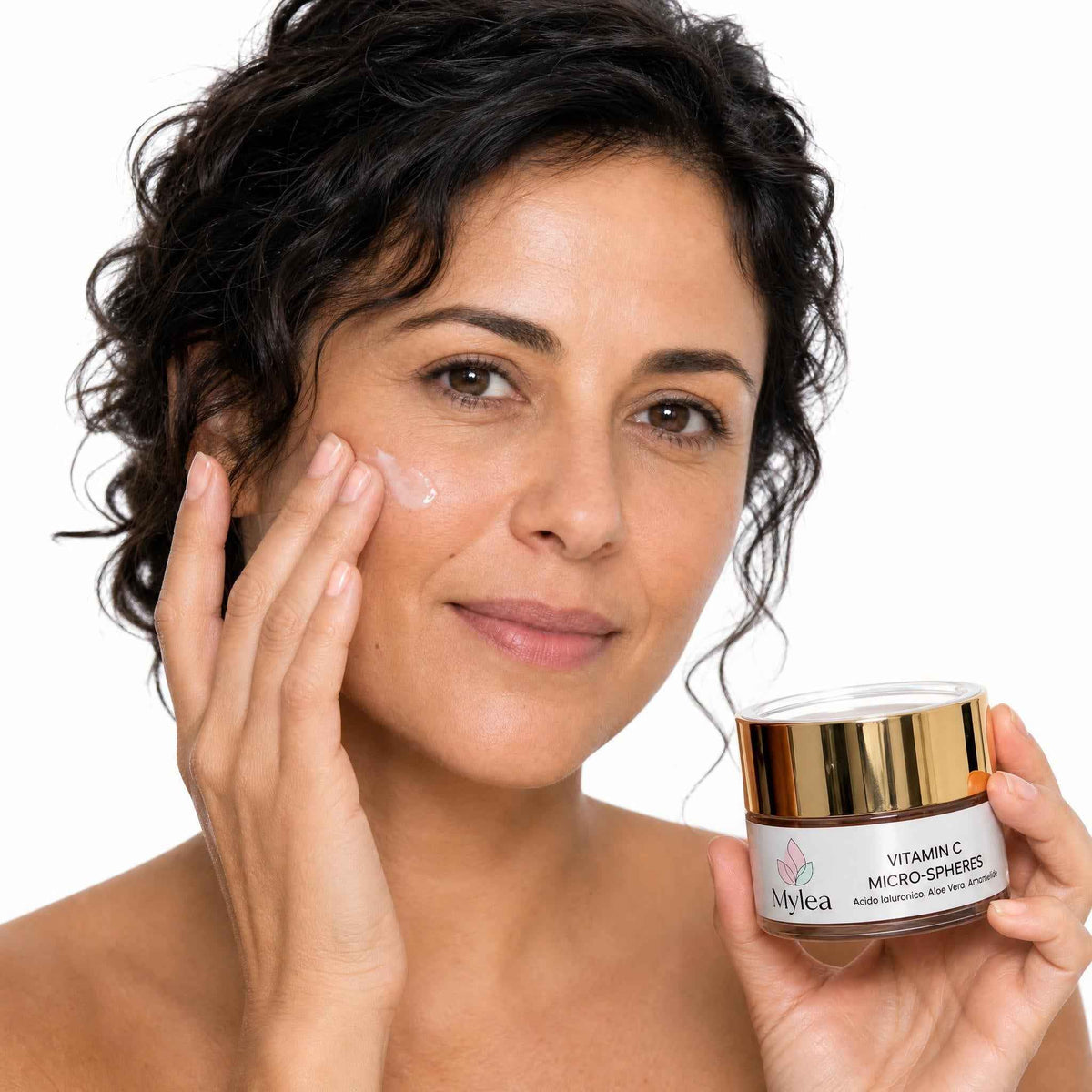 Donna applica il siero illuminante Mylea Vitamin C Micro-Spheres sul viso, mostrando la texture in gel del prodotto.