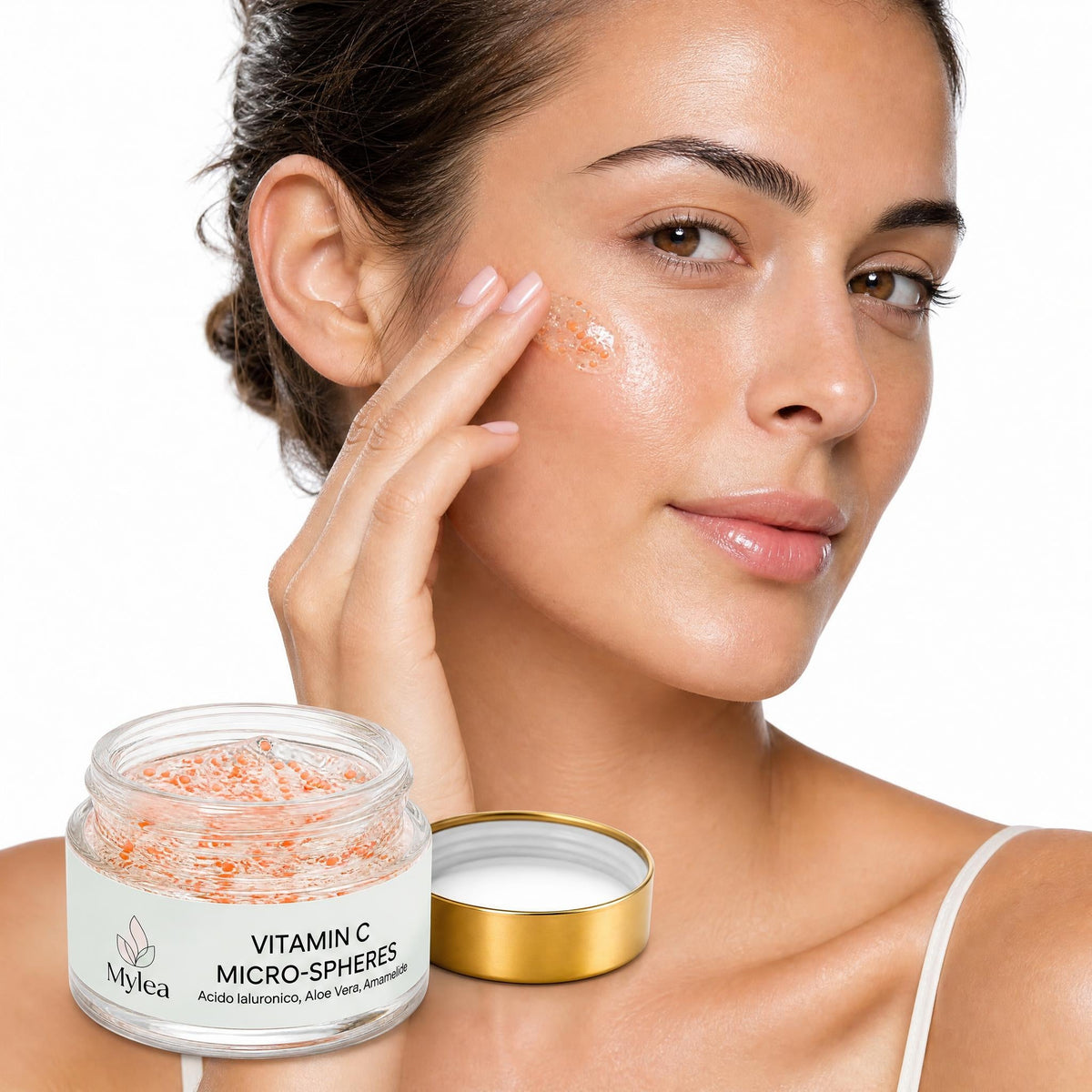 Modella applica il siero Mylea Vitamin C Micro-Spheres sul viso, mostrando la texture in gel con sfere di vitamina C.