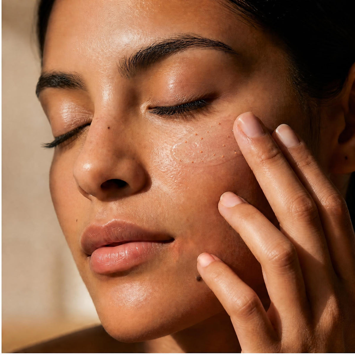 Donna che applica il siero illuminante Mylea Vitamin C Micro-Spheres sulla guancia, mostrando la texture in gel.
